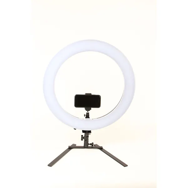 Does thi GTX ringlight come with the stand?